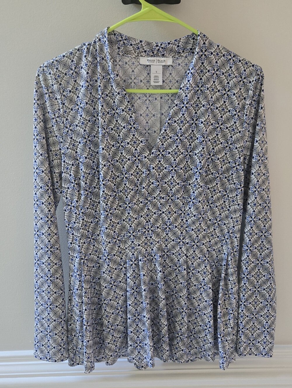WHBM Geometric V Neck Pleated Long Sleeve blouse Size Small